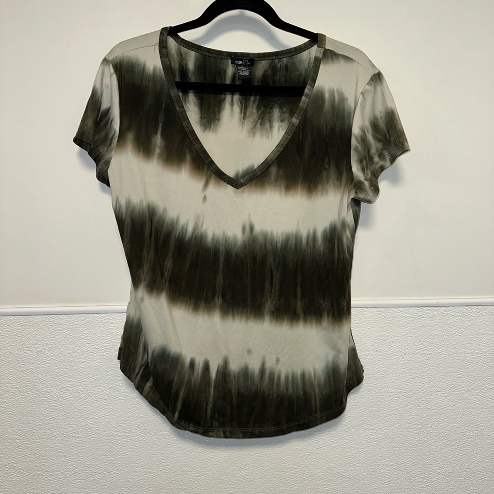 Women's Rue21 T-Shirt Size XL Green Tie Dye V-Neck Short Sleeve